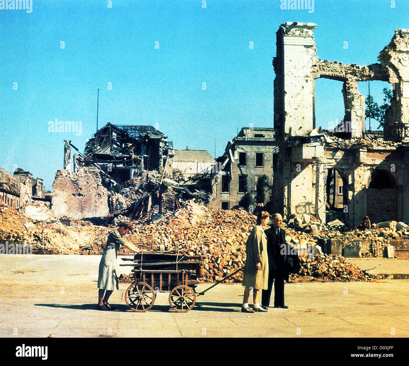 Refugees, Berlin, women, man, returning, war, buildings, damaged, destroyed, World War II, Berlin, Germany, 1945, ruins Stock Photo