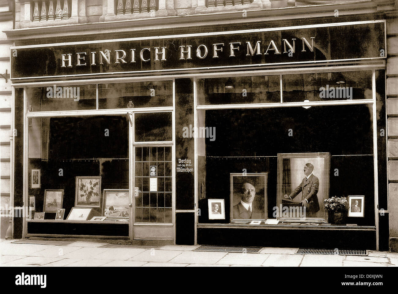 photo agency, Heinrich Hoffmann, Hoffmann, photographer, Nazi, Party, NSDAP, offices, shop window, 1936, Munich, Germany, 1938, Stock Photo