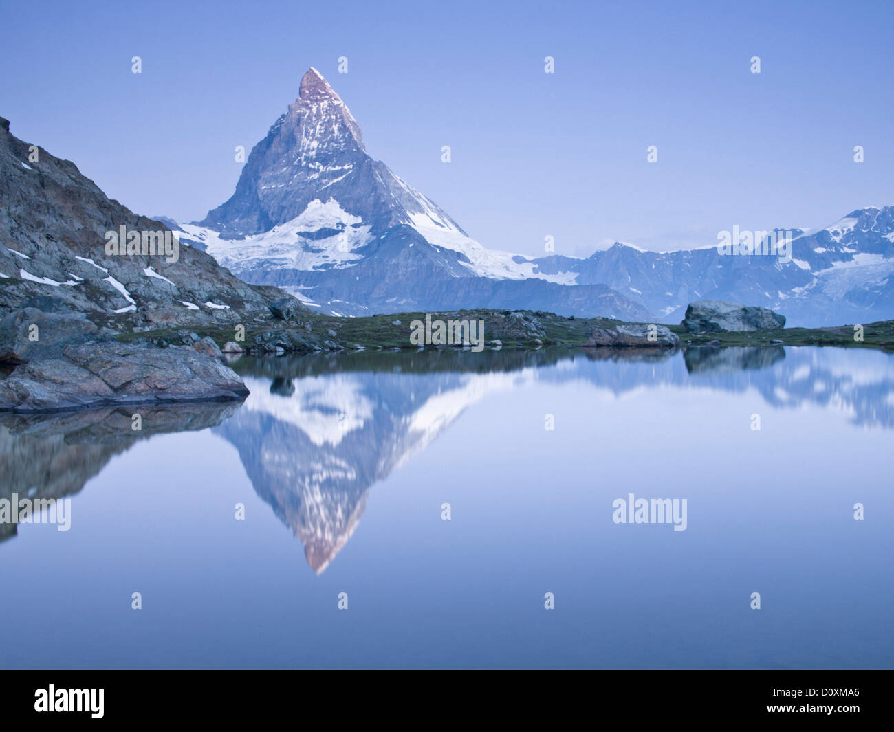 Alpine mountains hi-res stock photography and images - Alamy