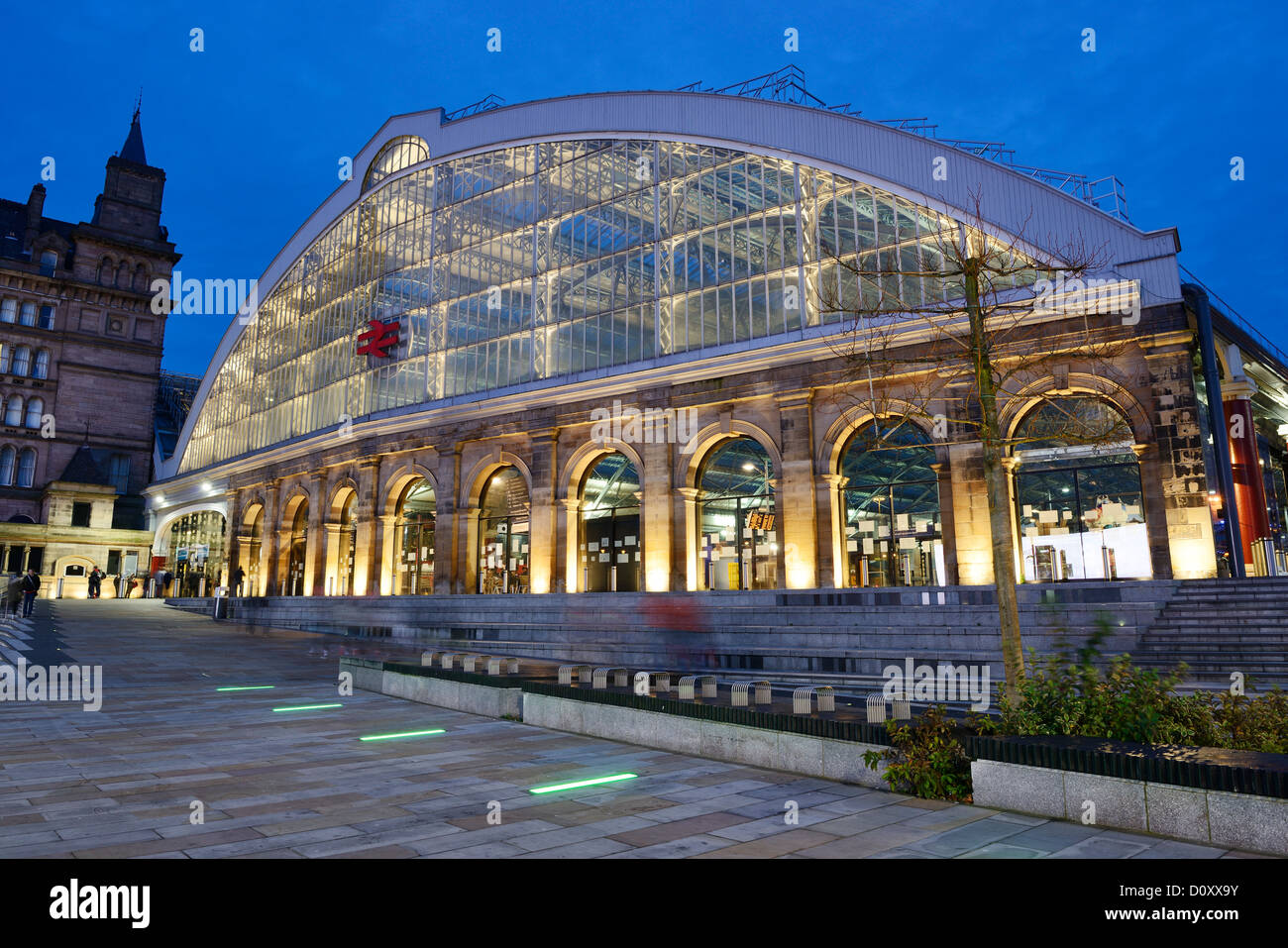 Front of Liverpool Lime Street train station at night Stock Photo - Alamy