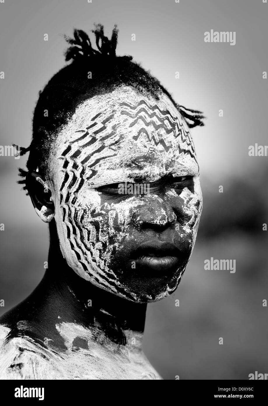 Body paint camouflage hi-res stock photography and images - Alamy