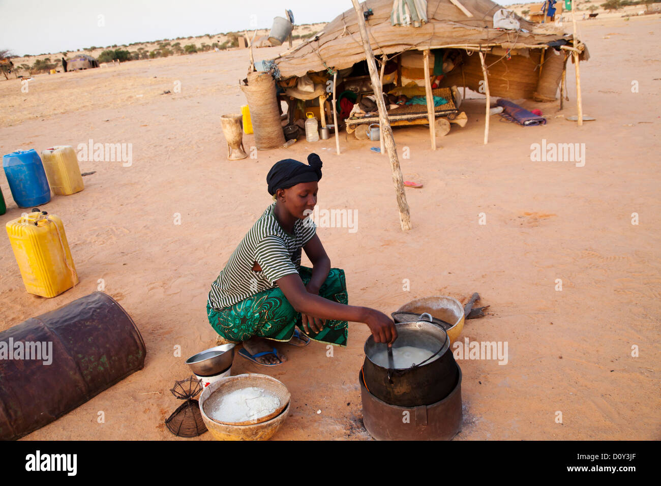 Tuareg woman cooking in Tuareg settlement near Ingal, Niger Stock Photo