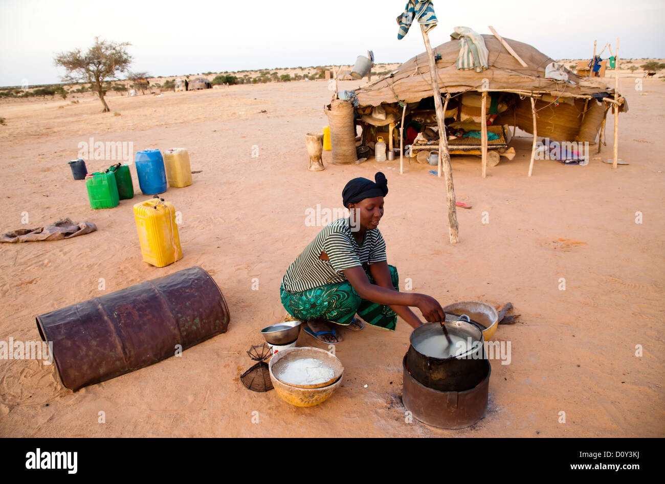 Tuareg woman cooking in Tuareg settlement near Ingal, Niger Stock Photo