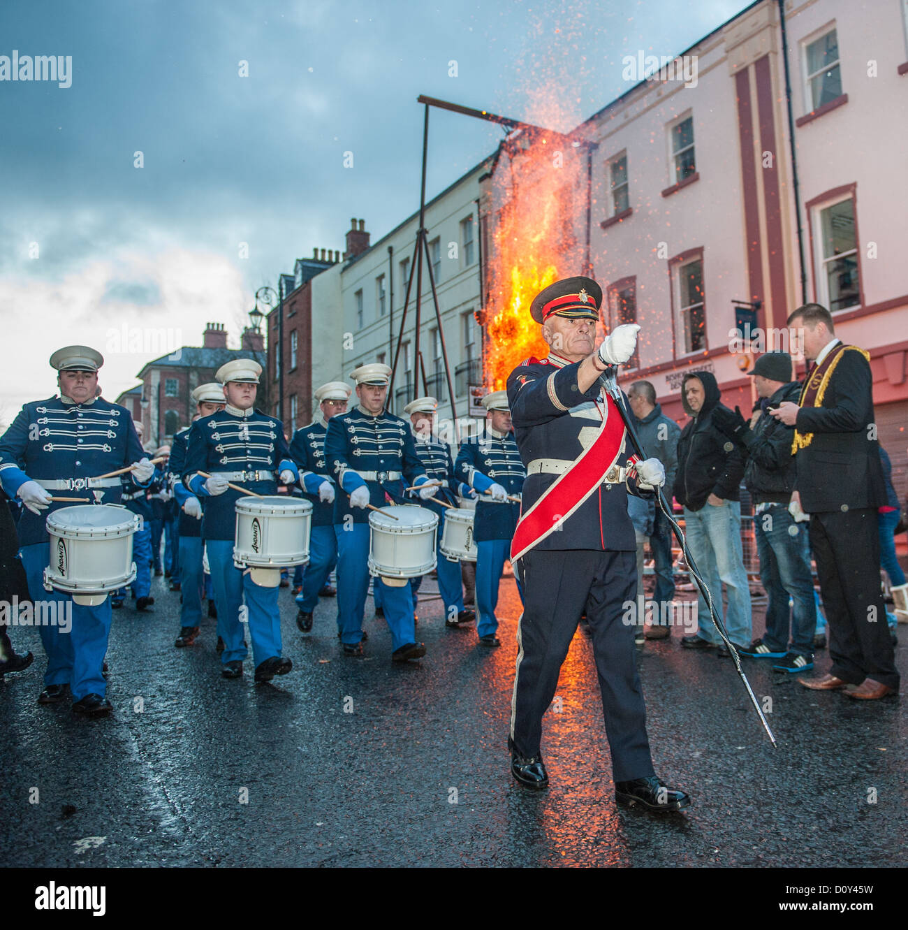 Drum Major leads his band past the burning effigy of Lundy at the closing of the gates ceremony in Londonderry, Saturday 1 Decem Stock Photo