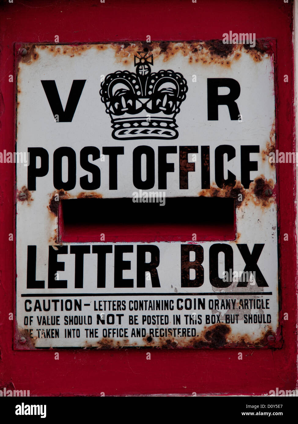a-rusty-old-post-office-letter-box-in-an-english-village-stock-photo