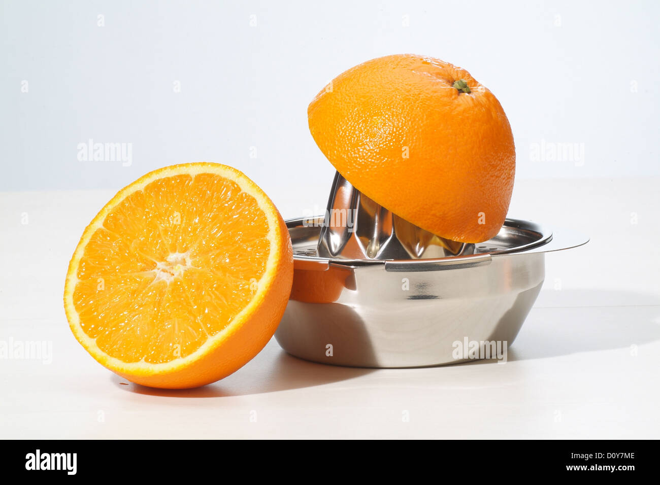 Hamburg, Germany presses, orange juice Stock Photo Alamy