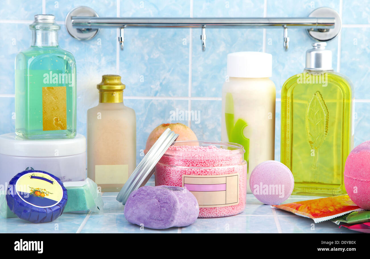 Гигиенические и оздоровительные средства. Косметические средства для ванн. Уходовая косметика в ванной. Ванные принадлежности шампунь. Гигиенические товары для ванной.