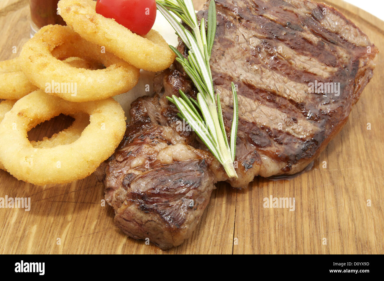 juicy beef steak and onion rings Stock Photo Alamy