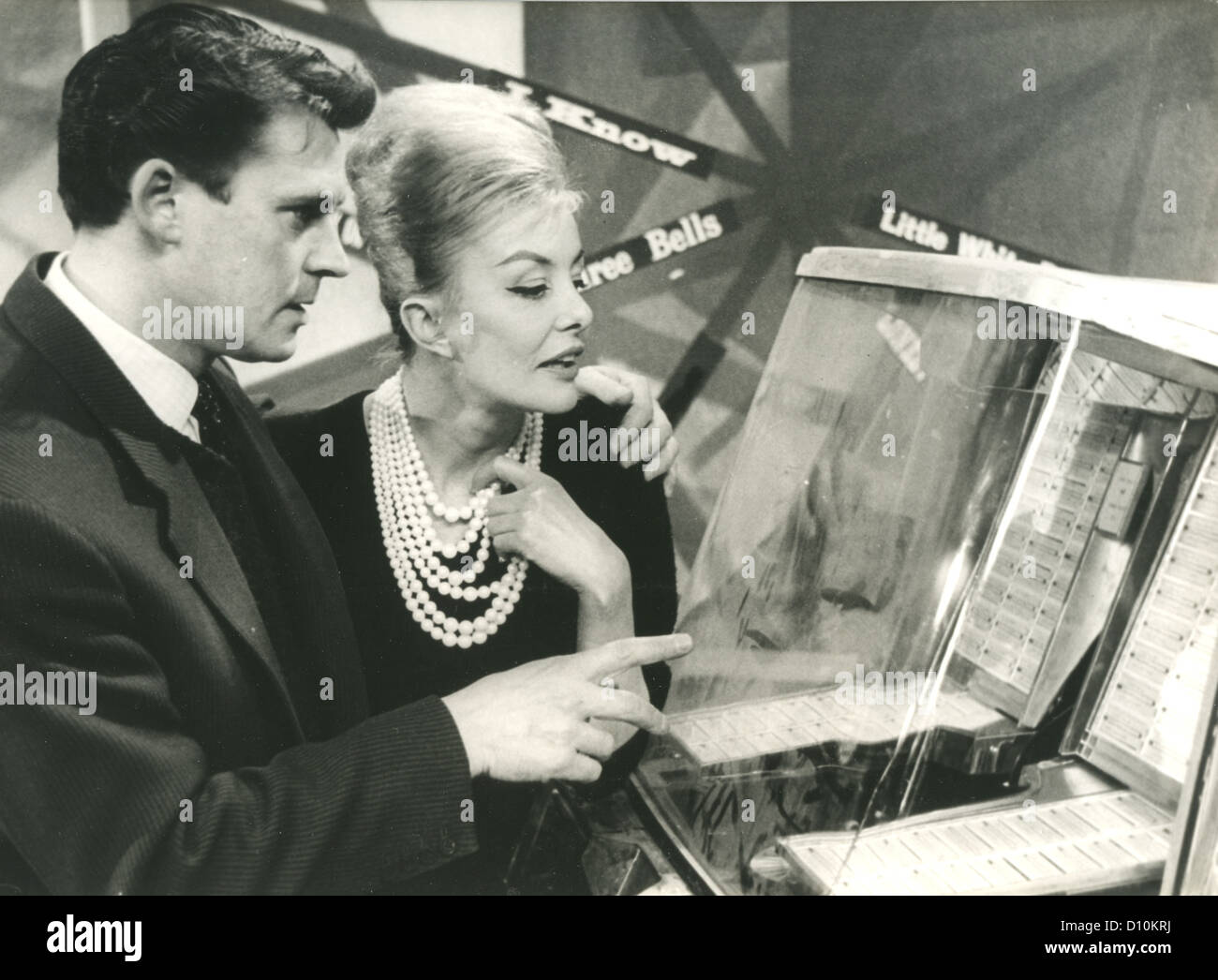 RUSS CONWAY (1925-2000) English popular pianist in 1959 with Joan North on BBC TV's  'Juke Box Jury' Stock Photo
