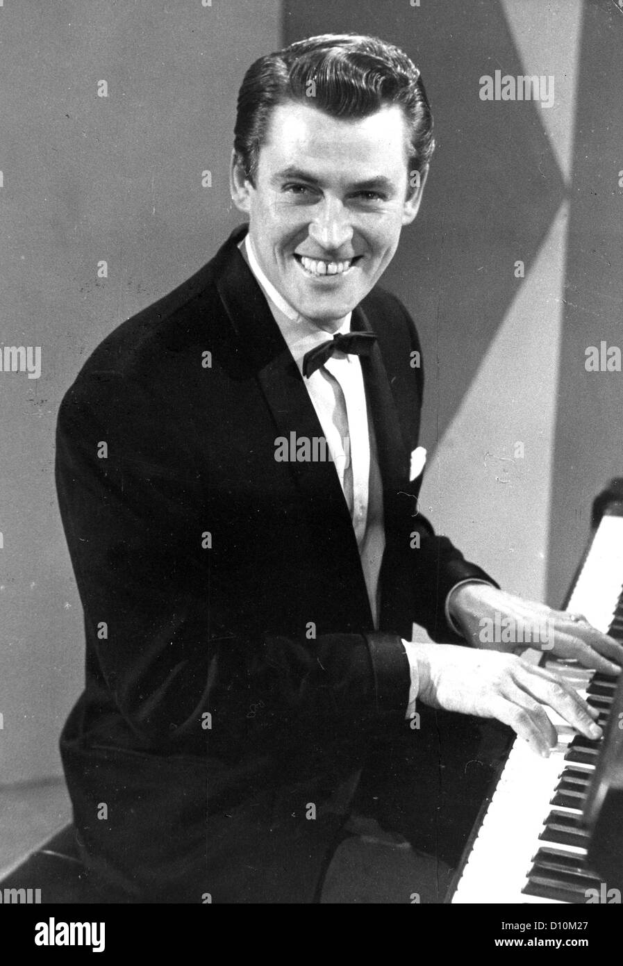 RUSS CONWAY (1925-2000) English popular pianist in 1959 Stock Photo