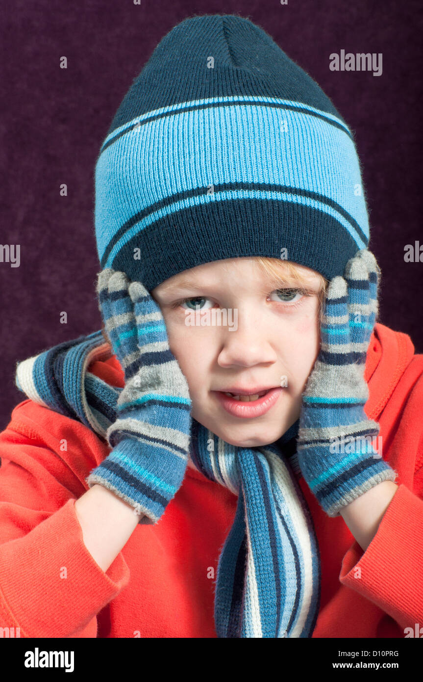 Boy wearing hat and gloves hires stock photography and images Alamy