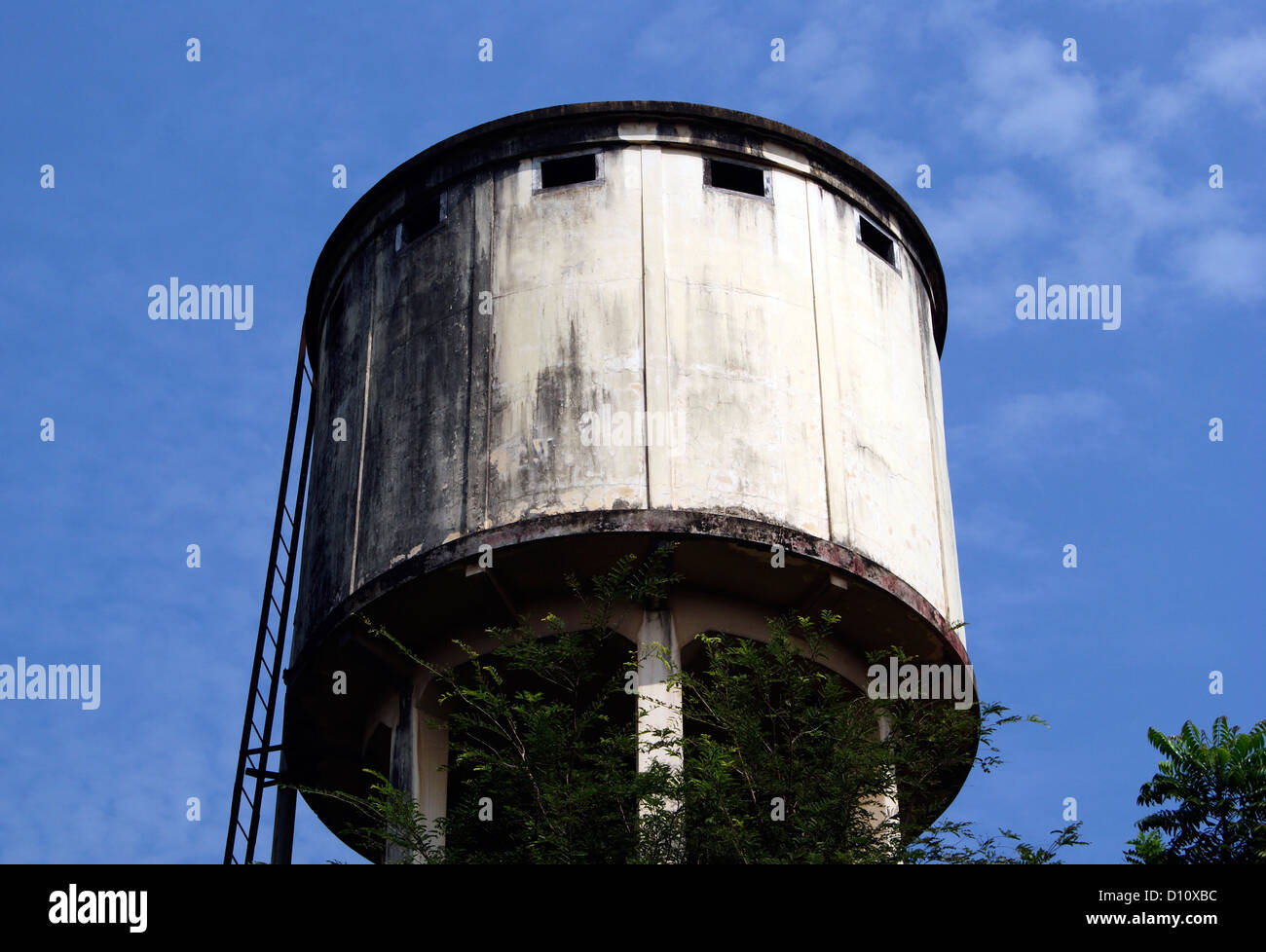 https://c8.alamy.com/comp/D10XBC/reinforced-concrete-water-tank-in-kollam-paravoor-kerala-india-D10XBC.jpg