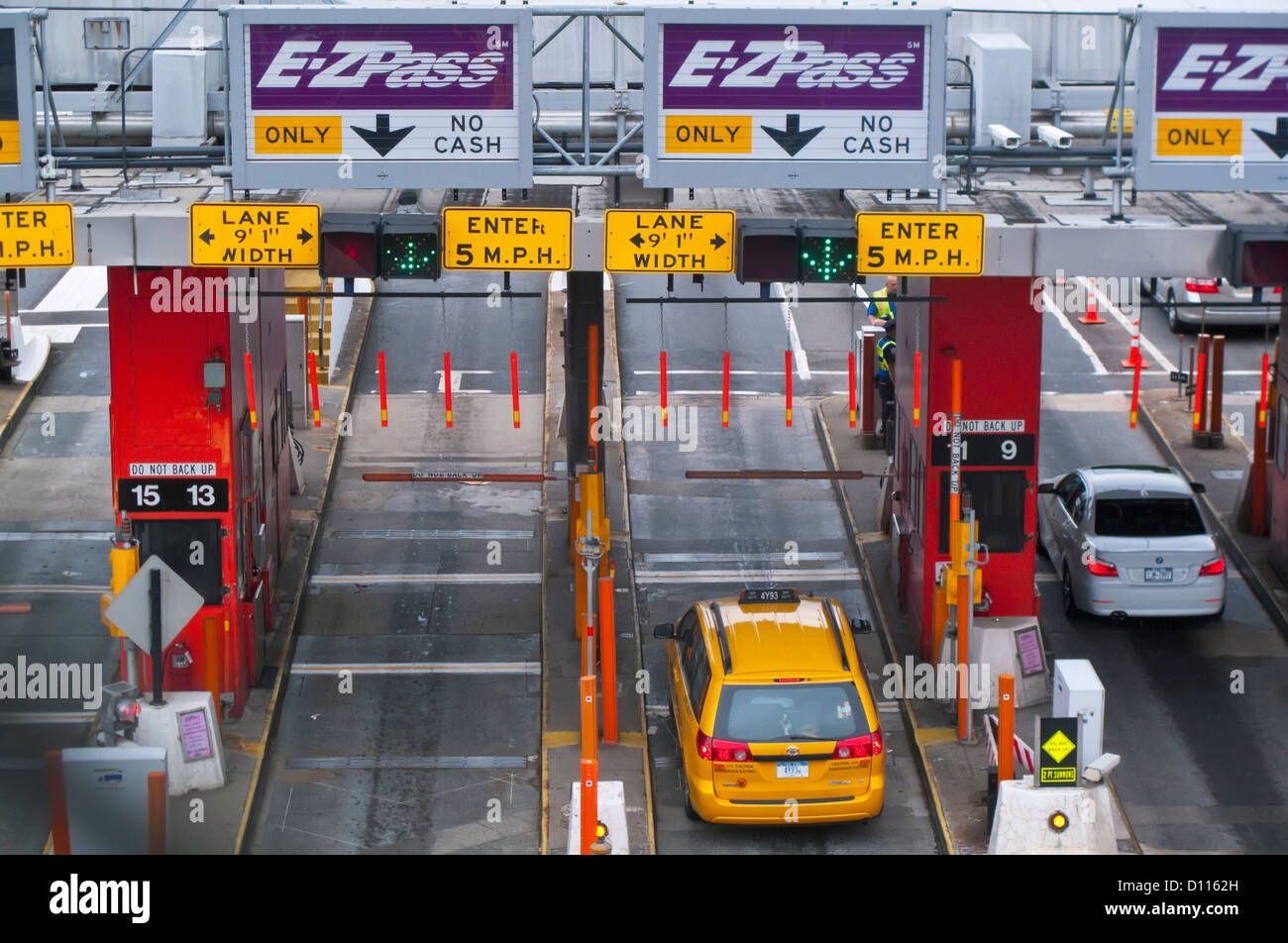 Hunter's Point, New York -- Toll Booth for the Queens Midtown Tunnel which connects the boroughs of Queens and Manhattan Stock Photo