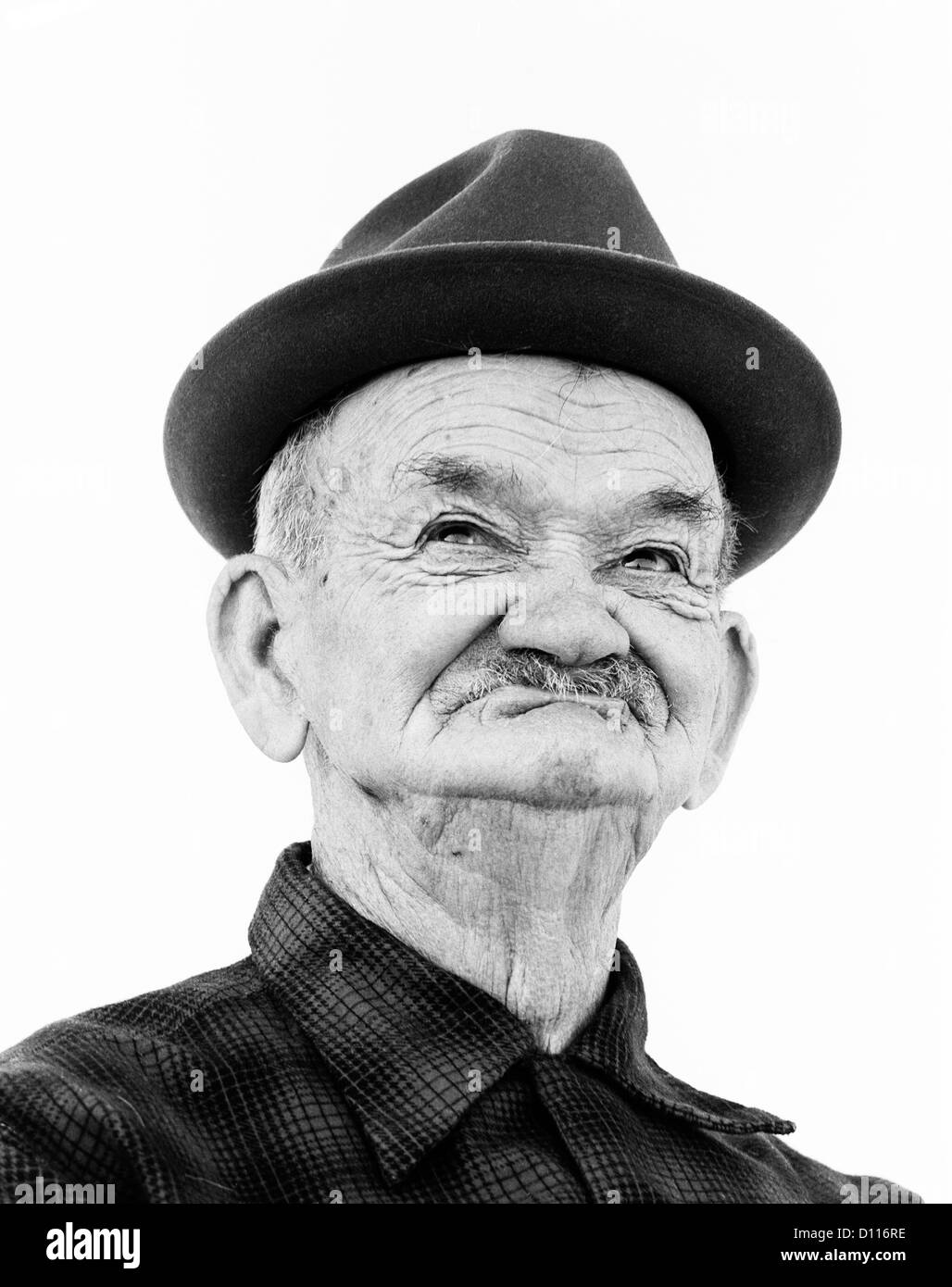1970s PORTRAIT ELDERLY WRINKLED MAN WEARING FUNNY TOOTHLESS SMILE FACIAL EXPRESSION Stock Photo
