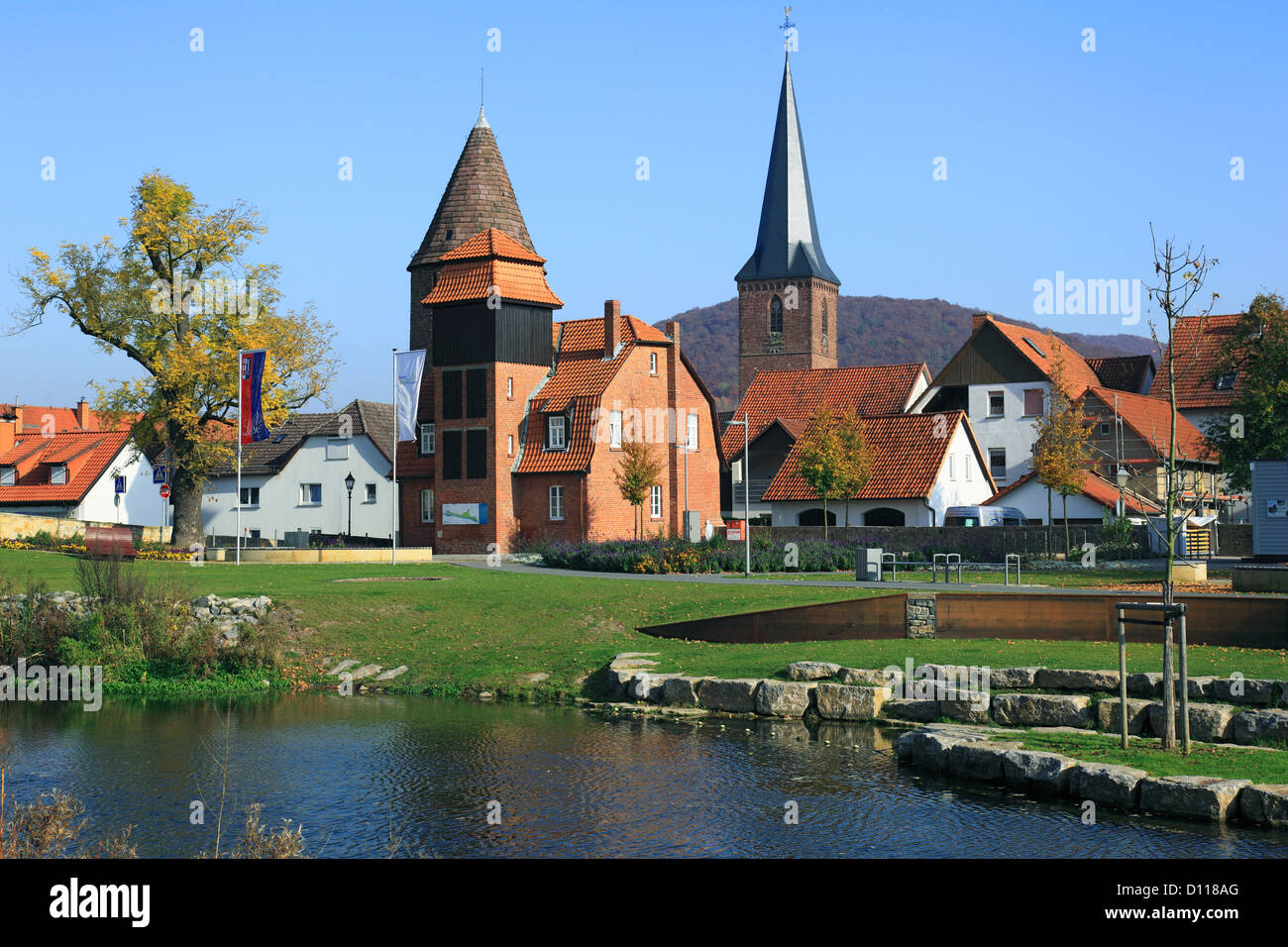 Stadtmauer, Wehrturm und katholische Pfarrkirche Mariae Reinigung in Luegde, Weserbergland, Naturpark Teutoburger Wald / Eggegebirge, Nordrhein-Westfa Stock Photo