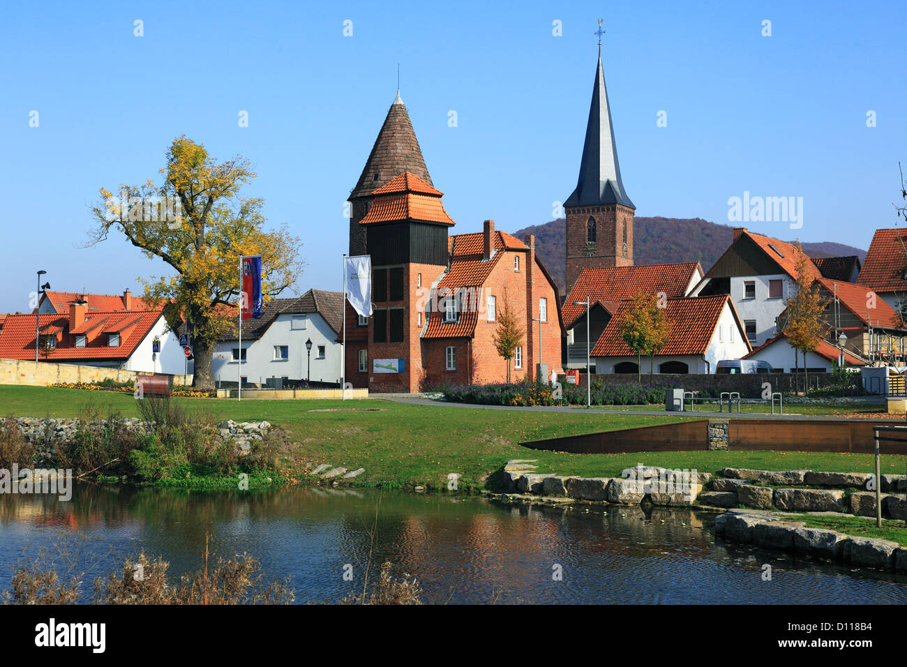 Stadtmauer, Wehrturm und katholische Pfarrkirche Mariae Reinigung in Luegde, Weserbergland, Naturpark Teutoburger Wald / Eggegebirge, Nordrhein-Westfa Stock Photo