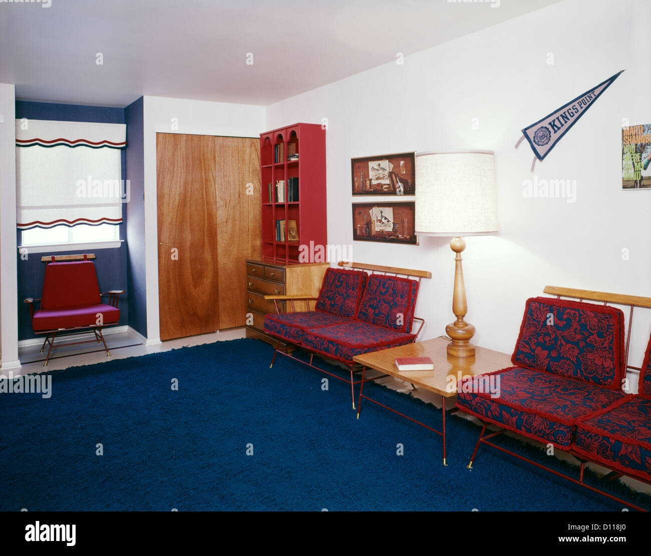 1960s OFFICE WAITING ROOM BLUE CARPET LAMP END TABLE SCHOOL PENNANT Stock Photo