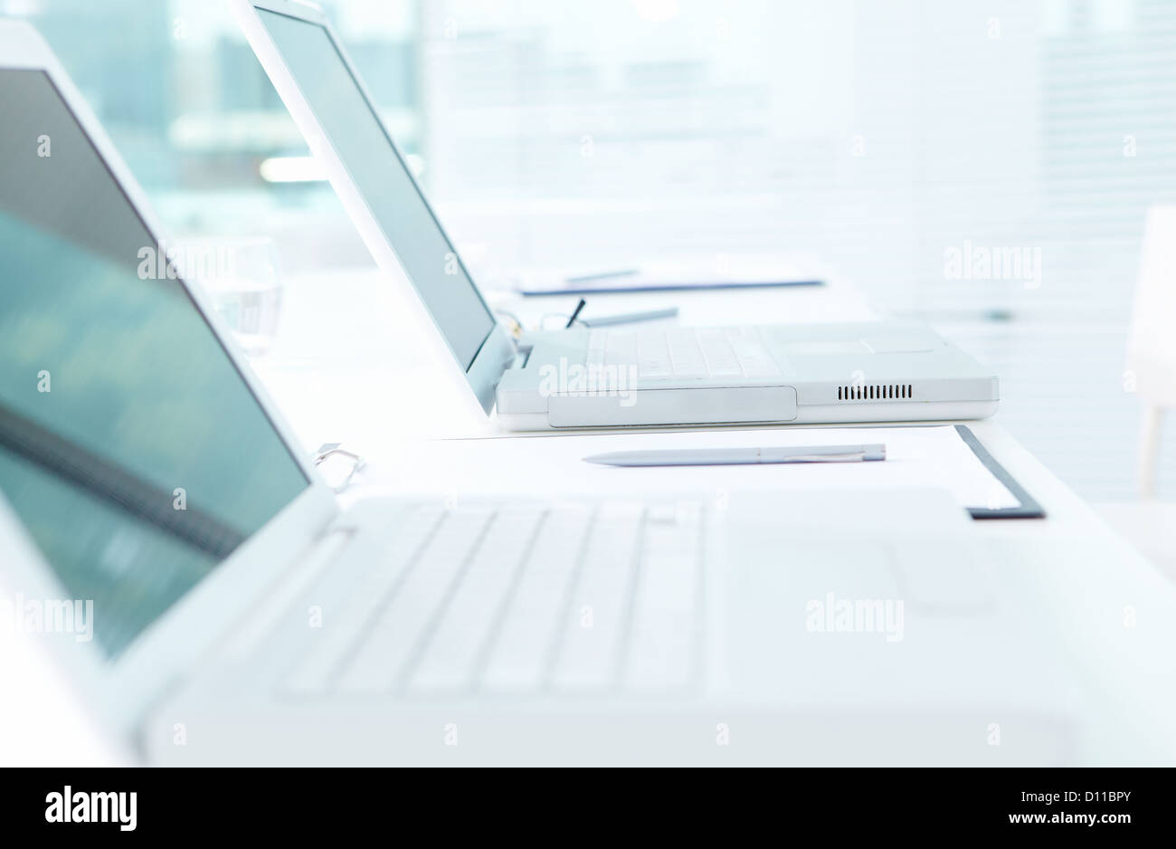 Laptops row nobody hi-res stock photography and images - Alamy