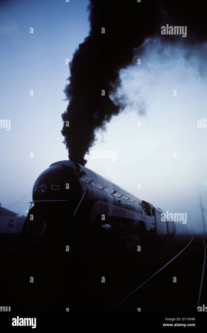 1980s STREAMLINED STEAM ENGINE IN MORNING FOG JACKSONVILLE FLORIDA USA Stock Photo