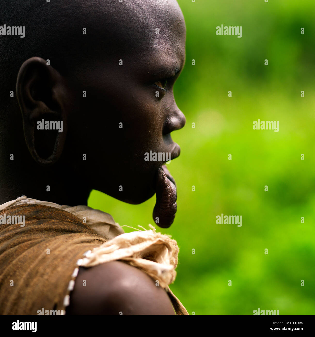 Огромные висячие губы. Африканки с тарелкой в губе. Африканки с отвисшей губой. Африканская женщина с губой.