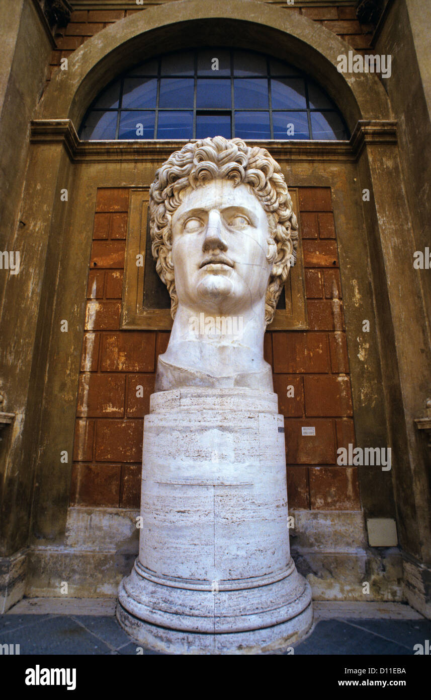 1990s HEAD OF COLOSSAL AUGUSTUS STATUE IN COURTYARD CHIARAMONTI MUSEUM VATICAN ROME ITALY Stock Photo