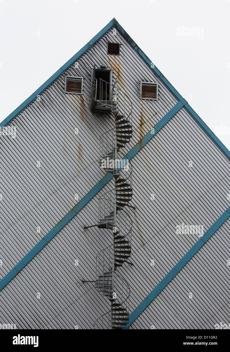 Sheet metal building facade hi-res stock photography and images - Alamy