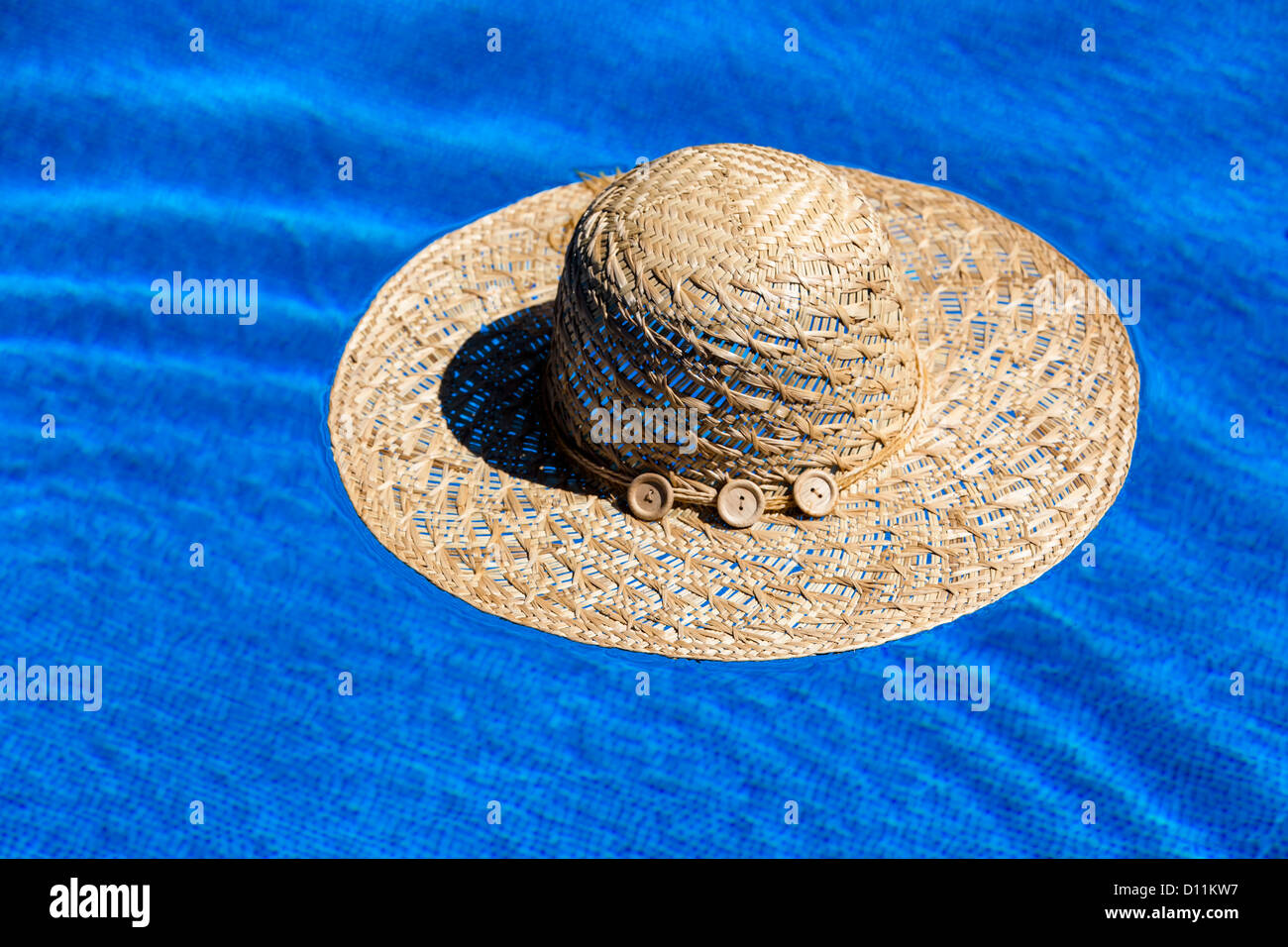https://c8.alamy.com/comp/D11KW7/austria-linz-sun-hat-floating-in-swimming-pool-D11KW7.jpg