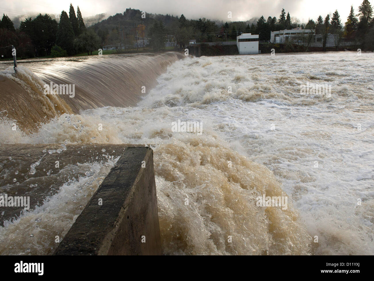 Umpqua river dam near roseburg hires stock photography and images Alamy