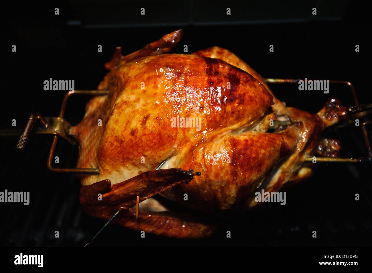 https://c8.alamy.com/comp/D12D9G/thanksgiving-turkey-on-the-barbecue-this-turkey-was-cooked-on-a-rotisserie-D12D9G.jpg