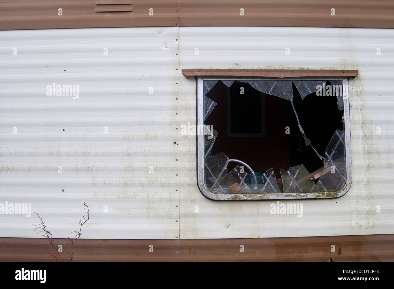 derelict mobile home homes trashed smashed window windows vandalized holiday from hell bad accommodation hotel hotels rooms site Stock Photo