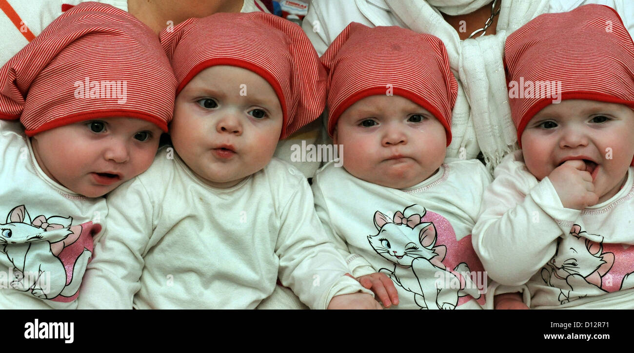 Четверняшки аксель- нидерланды. Четверняшки карлес. 4 идентичных. Сестры матиас матиас четверняшки. Сестры аксель - нидерланды.