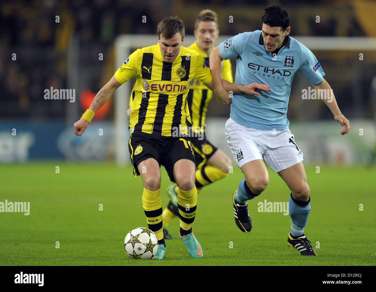 Dortmund's Kevin Grosskreutz (L) and Gareth Barry of Manchester vie for the Ball during the UEFA Champions League group D soccer match between Borussia Dortmund and Manchester City at BVB stadium in Dortmund, Germany, 04 December 2012. Foto: Federico Gambarini/dpa +++(c) dpa - Bildfunk+++ Stock Photo
