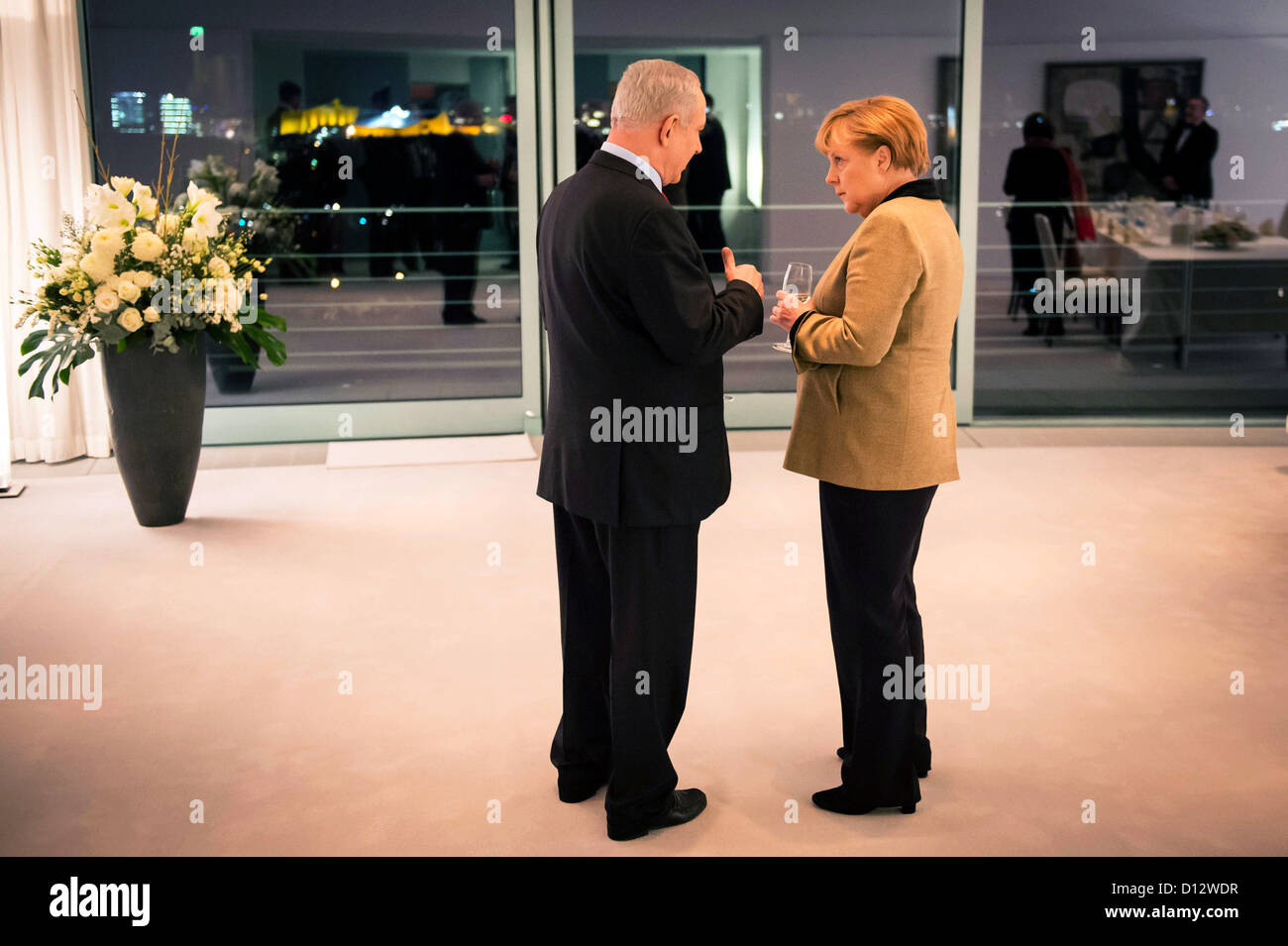 HANDOUT - Bundeskanzlerin Angela Merkel (r) und der israelische Ministerpräsident Benjamin Netanjahu unterhalten sich zu Beginn ihres Treffens im Rahmen der deutsch-israelischen Regierungskonsultationen im Bundeskanzleramt. Foto: Bundesregierung/Bergmann/Pool/ Stock Photo