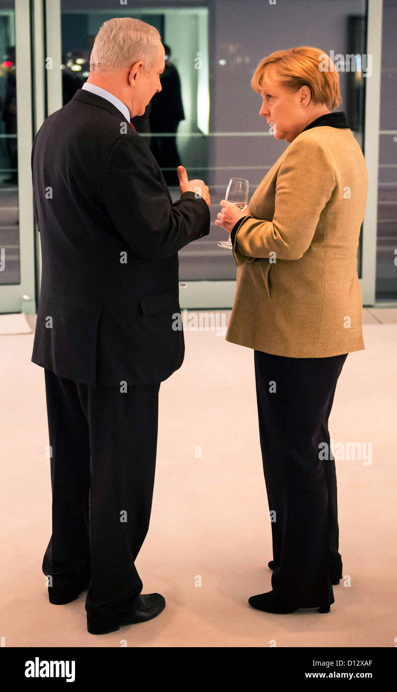 HANDOUT - Bundeskanzlerin Angela Merkel (r) und der israelische Ministerpräsident Benjamin Netanjahu unterhalten sich zu Beginn ihres Treffens im Rahmen der deutsch-israelischen Regierungskonsultationen im Bundeskanzleramt. Foto: Bundesregierung/Bergmann/Pool/ dpa Stock Photo