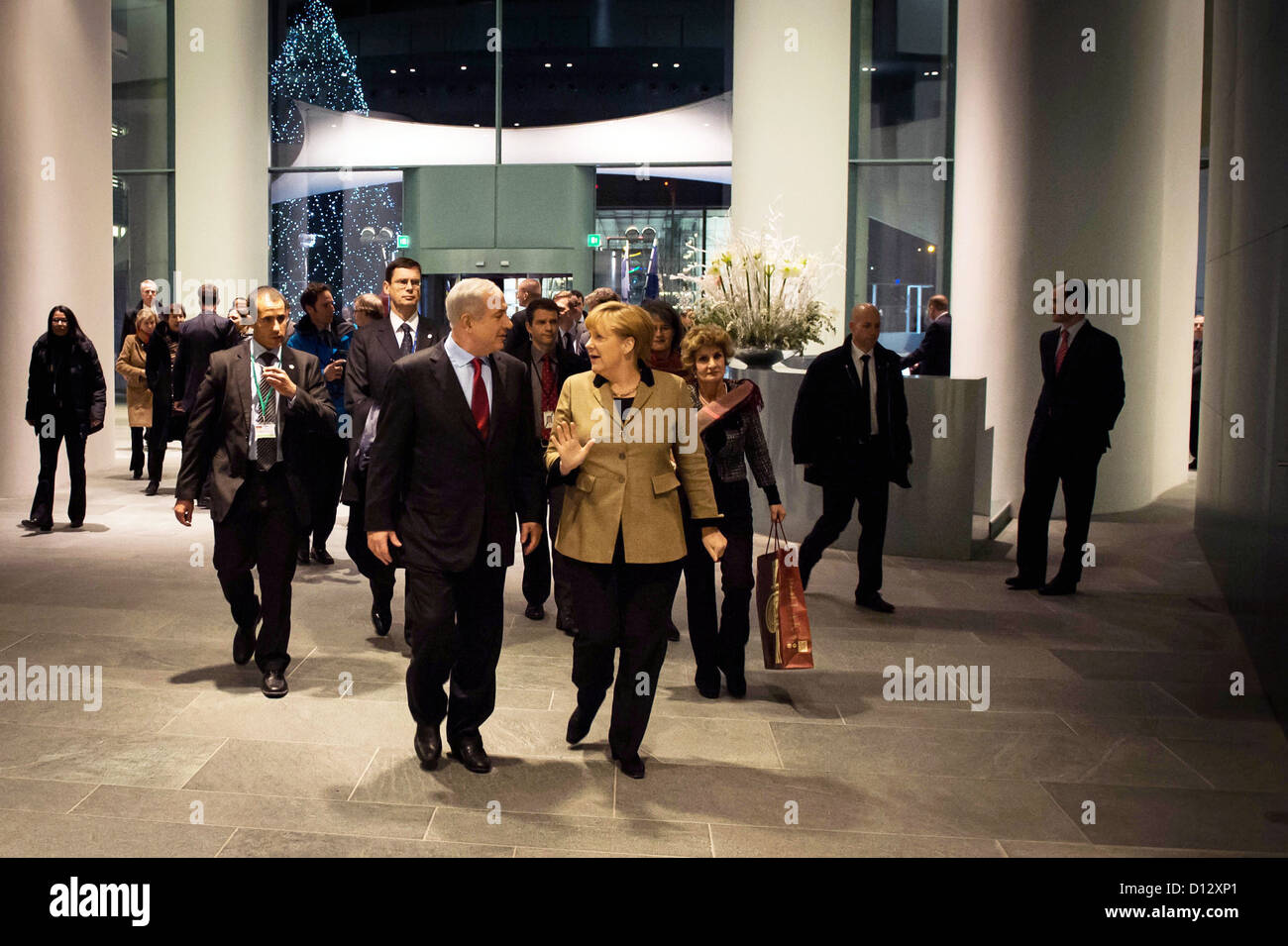 HANDOUT - Bundeskanzlerin Angela Merkel (r) und der israelische Ministerpräsident Benjamin Netanjahu unterhalten sich zu Beginn ihres Treffens im Rahmen der deutsch-israelischen Regierungskonsultationen im Bundeskanzleramt. Foto: Bundesregierung/Bergmann/Pool/ Stock Photo