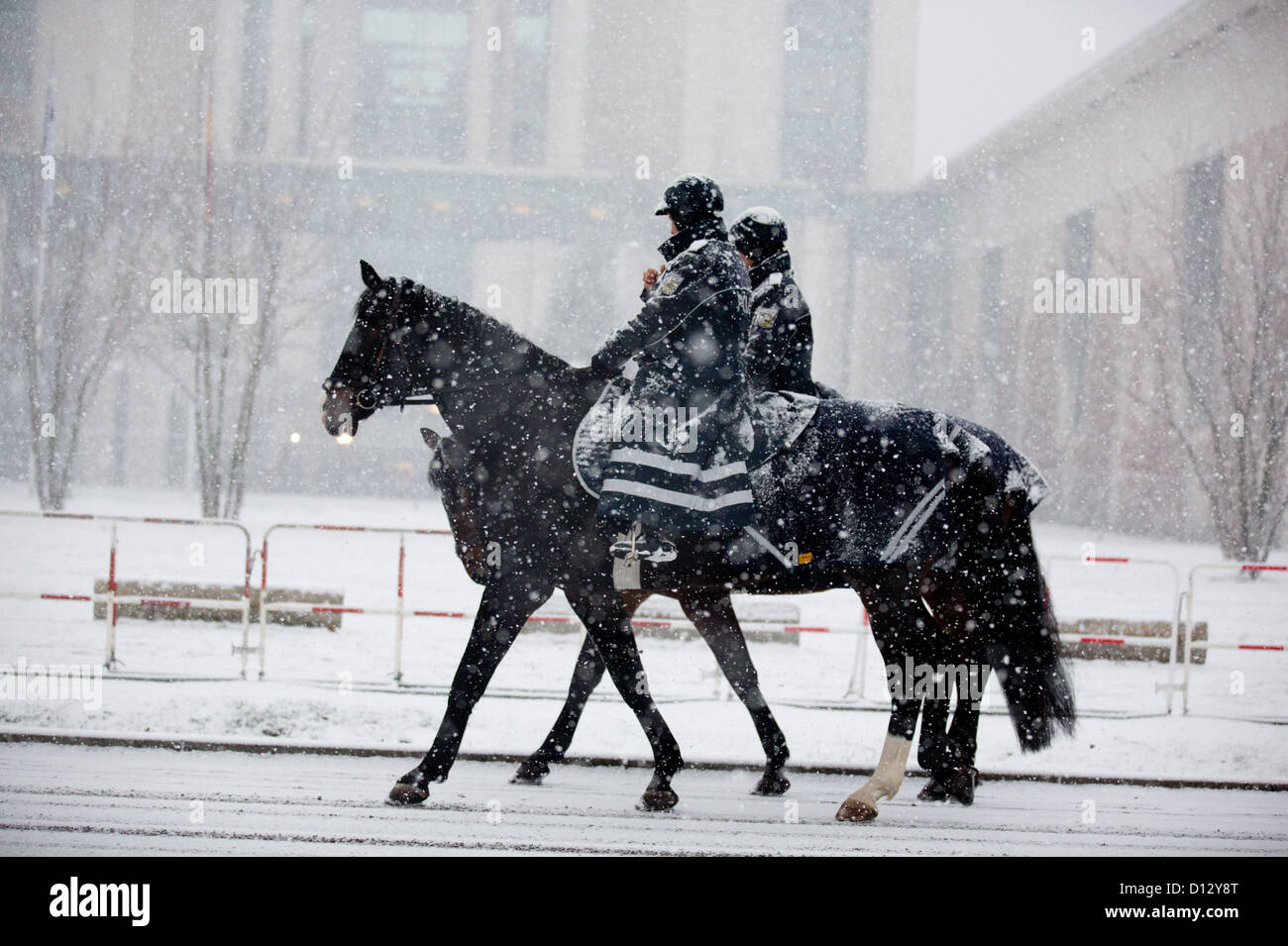 Police officers of the cavalry division ride past the chancellory in Berlin, Germany, 06 December 2012. Today, German Chancellor Merkel meets Israeli Prime Minister Netanyahu for talks. Photo: KAY NIETFELD Stock Photo