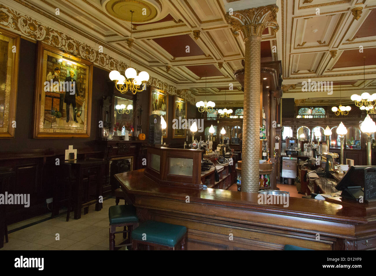 historic pub in Edinburgh Stock Photo