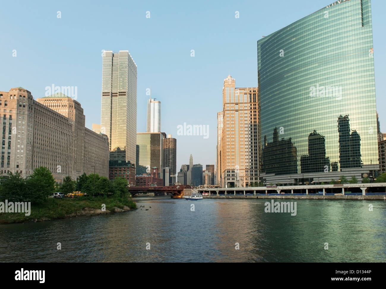 Chicago river office buildings hi-res stock photography and images - Alamy