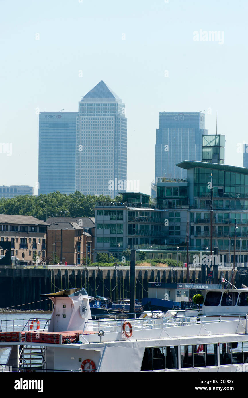 Portrait of canary wharf hi-res stock photography and images - Alamy