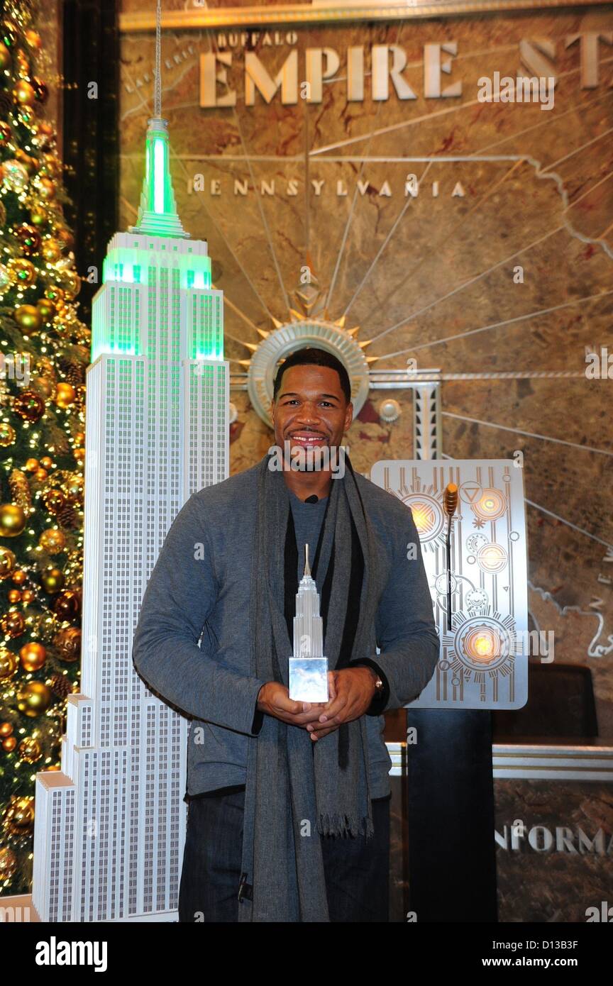 Dec. 6, 2012 Manhattan, New York, U.S. MICHAEL STRAHAN lights the(01)