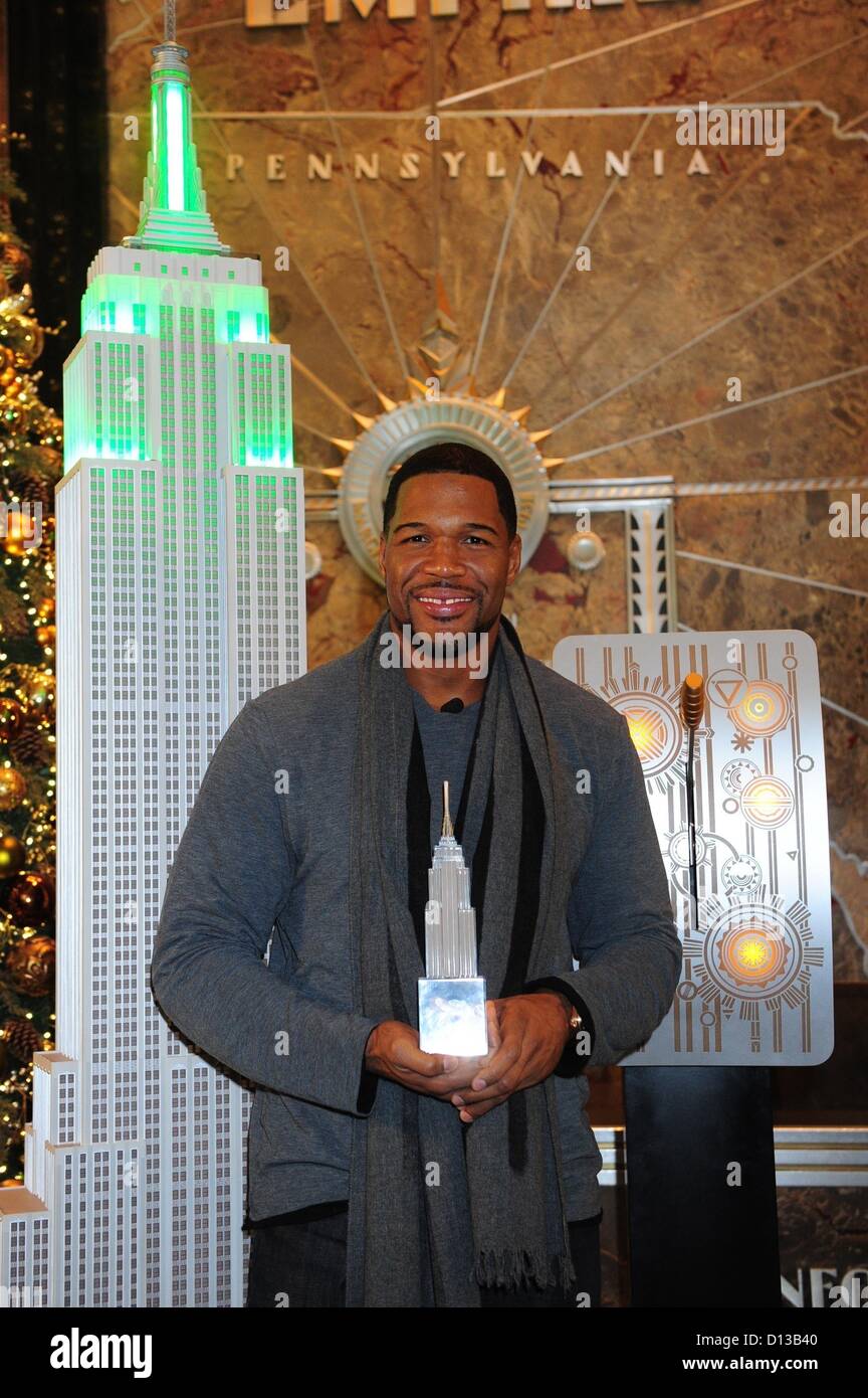 Dec. 6, 2012 Manhattan, New York, U.S. MICHAEL STRAHAN lights the