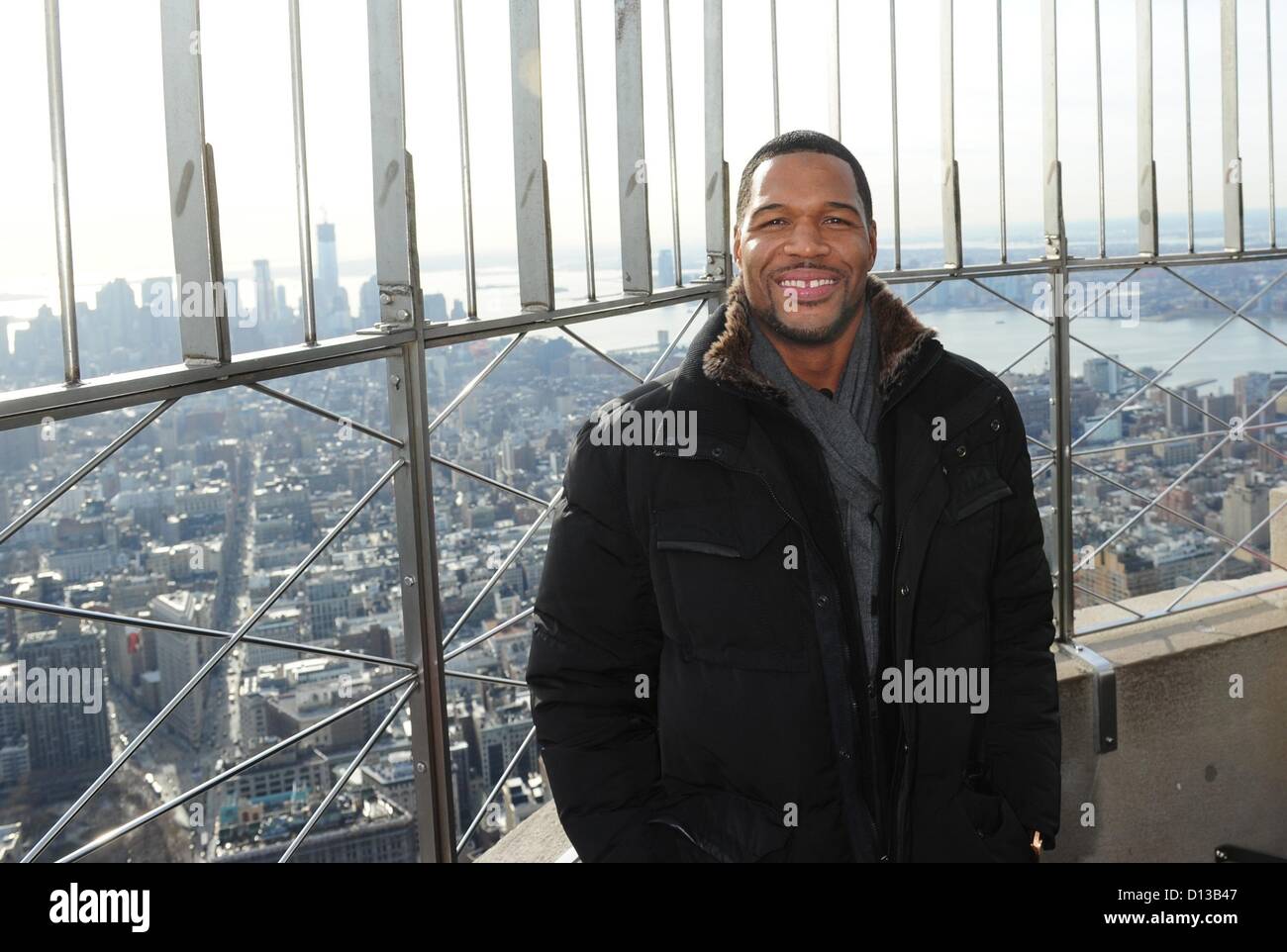 Dec. 6, 2012 Manhattan, New York, U.S. MICHAEL STRAHAN lights the