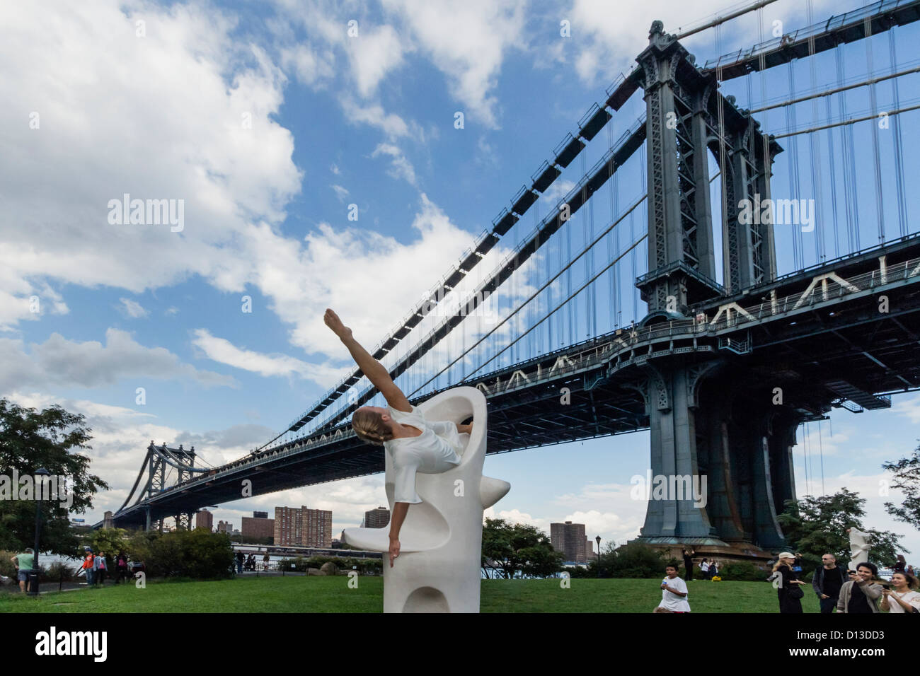 Dumbo Art Festival , Entasis Sculpture Dance Performance, Manhattan Skyline Stock Photo