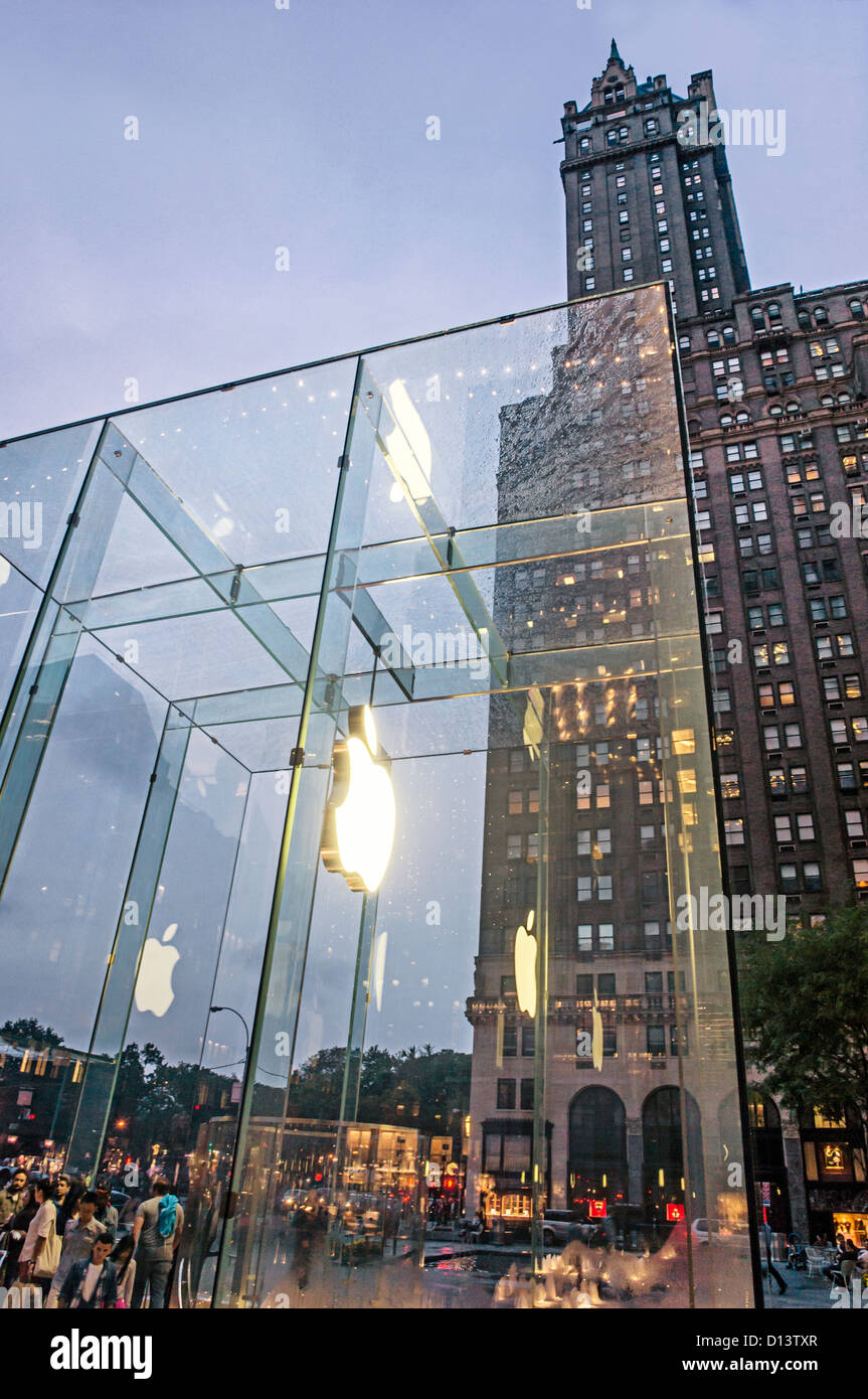 Apple Store 5th Avenue, Manhattan, New York City, USA Stock Photo