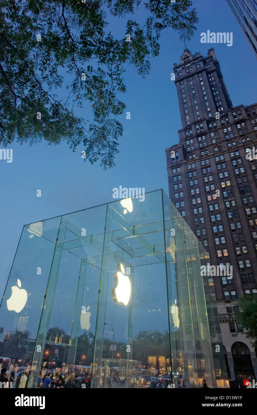 Apple Store 5th Avenue, Manhattan, New York City, USA Stock Photo