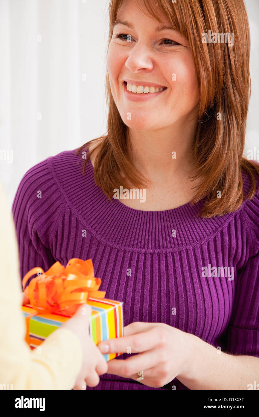 USA, Illinois, Metamora, Mother receiving gift from her daughter (4-5) Stock Photo