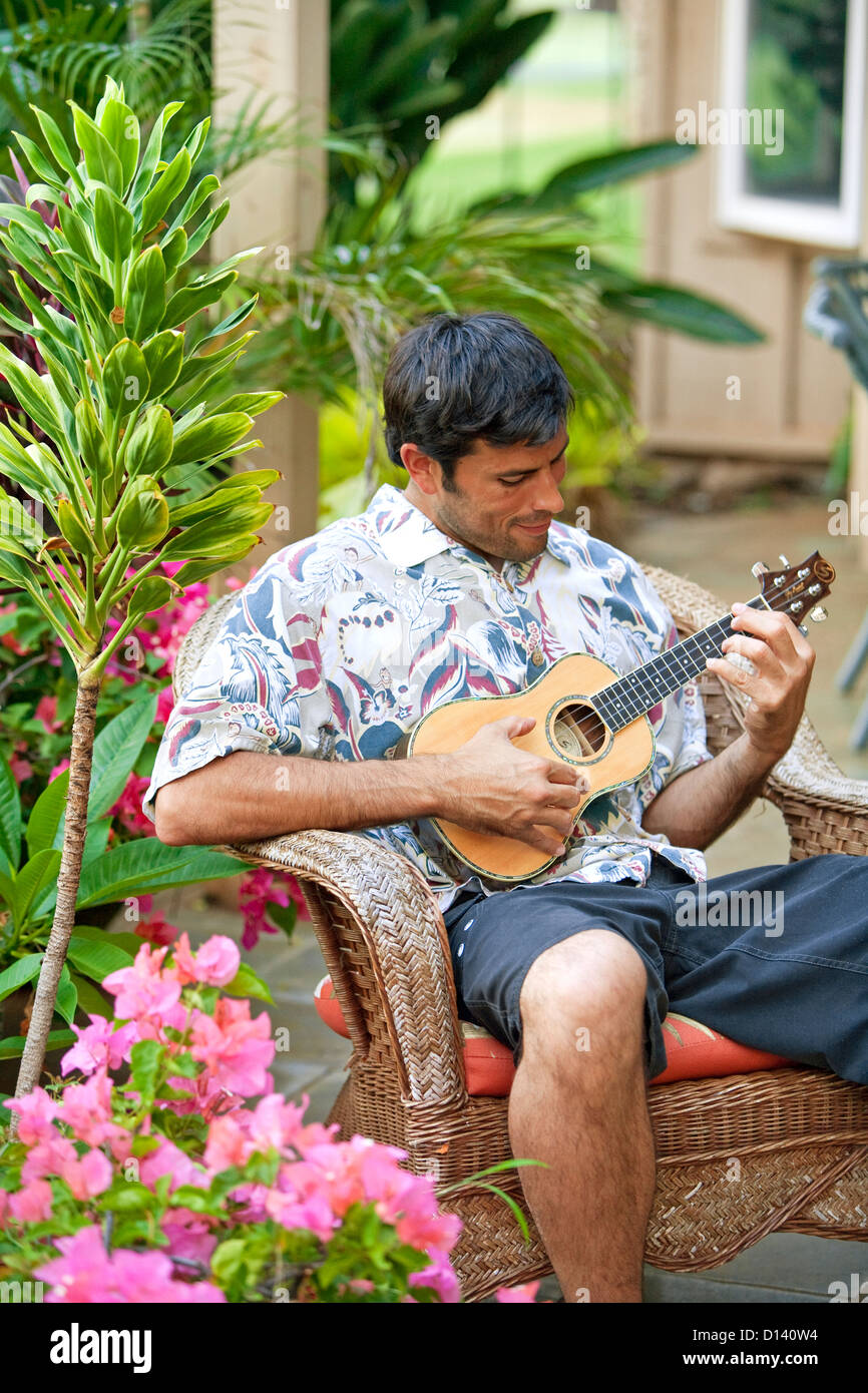 Playing ukulele hawaii hires stock photography and images Alamy