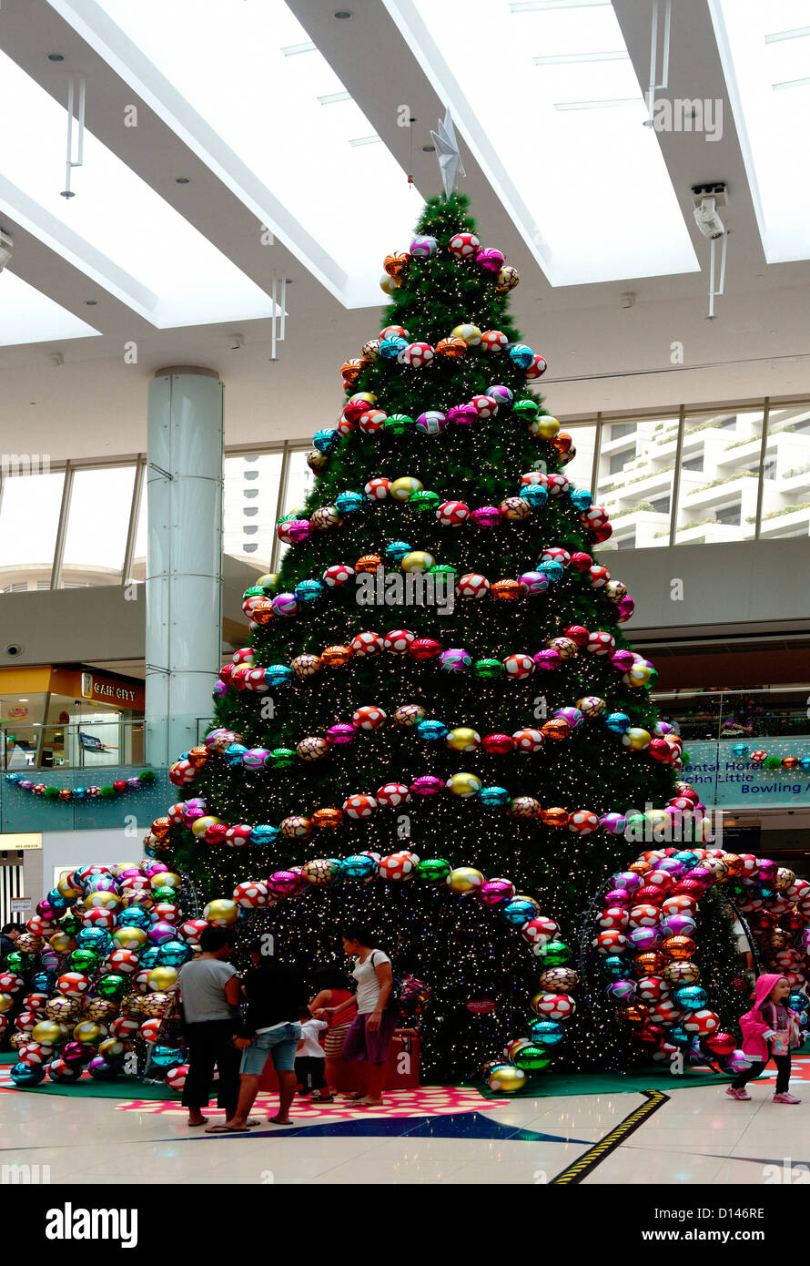 Christmas tree in a Singapore shopping mall Stock Photo Alamy