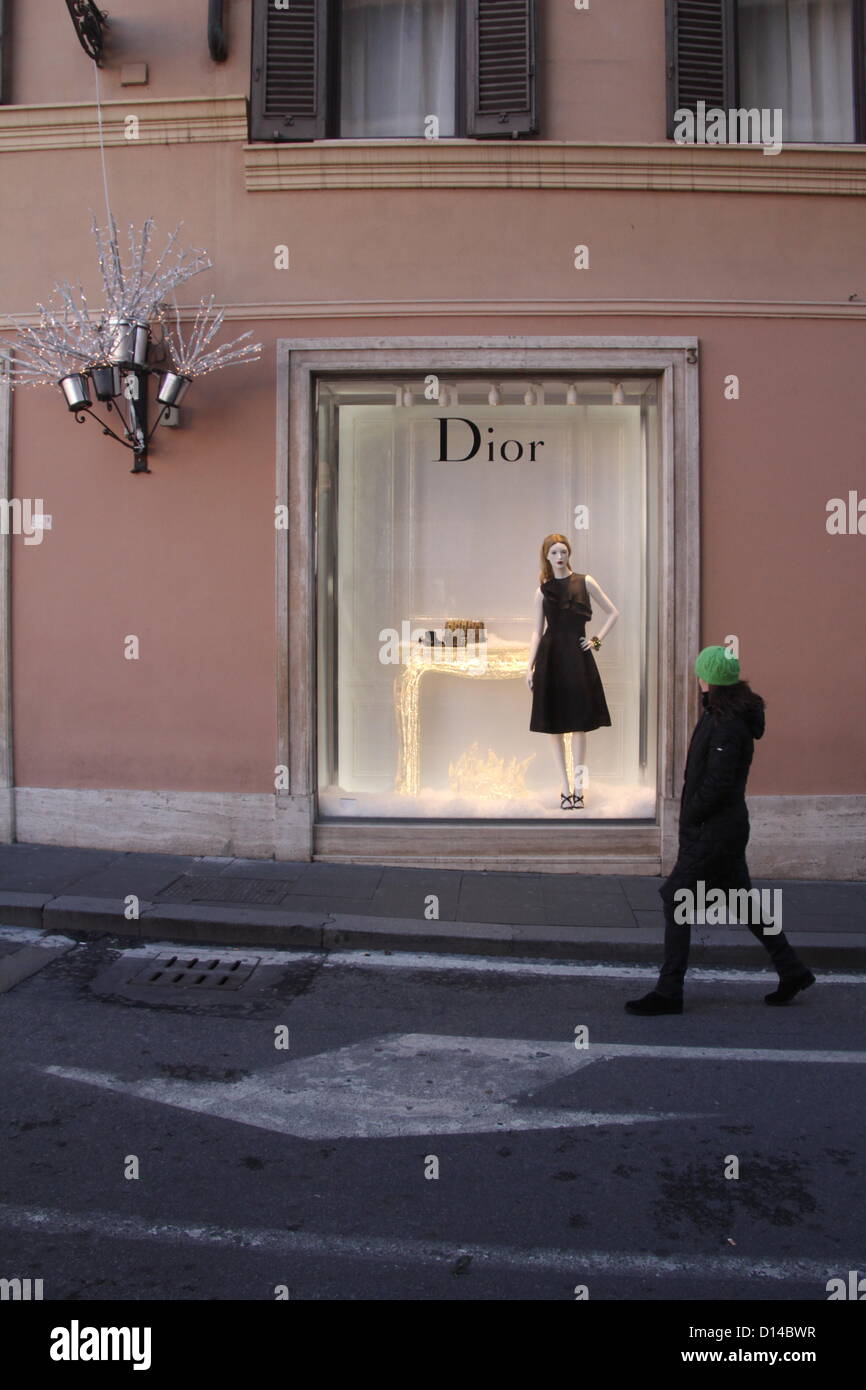 6 Dec 2012 Christmas decorations and shopping on via condotti fashion ...