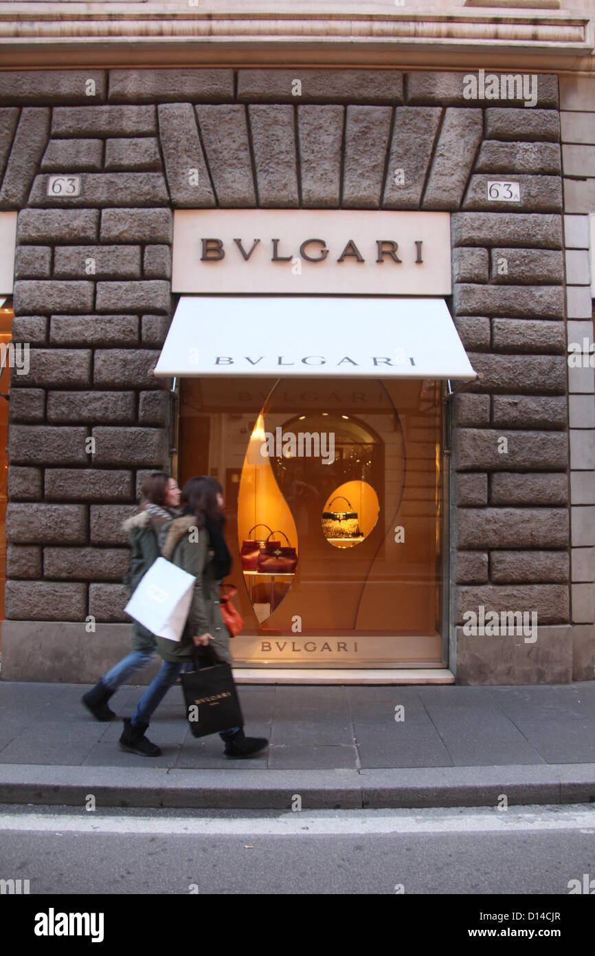 6 Dec 2012 Christmas decorations and shopping on via condotti fashion ...